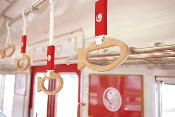 めでたいでんしゃ つり革