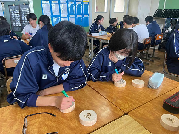 中学生からの母の日ありがとう風呂　書く様子