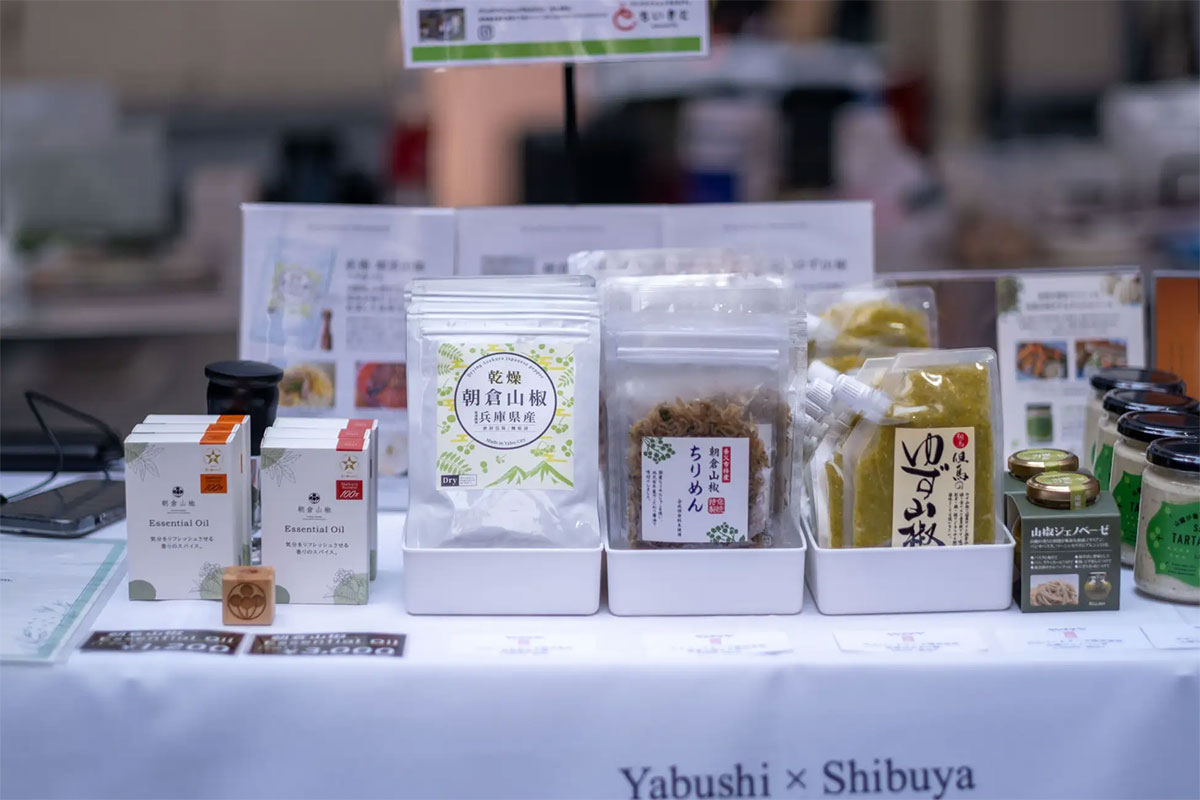 ヤブシブヤ商店に並ぶ養父市の物産