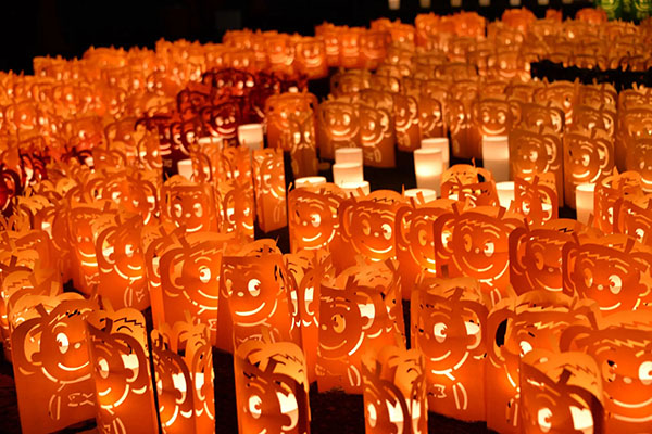 芝桜の小道に約3,000本のロウソク