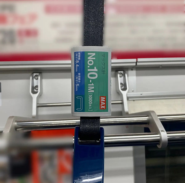 マックス、ホッチキス針箱モチーフの吊手広告