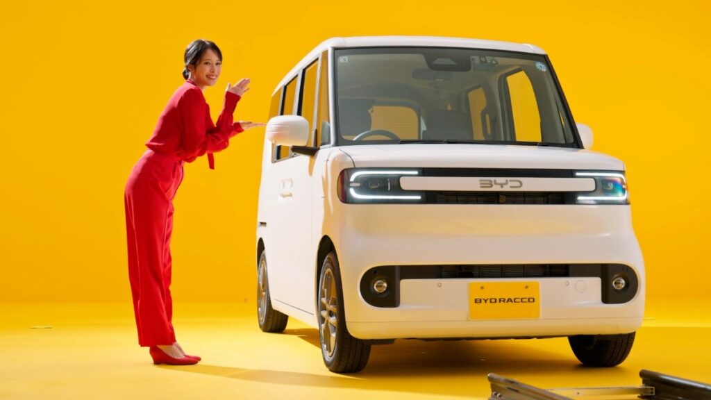 BYD 軽EV「BYD RACCO」新TVCM「BYDの軽」篇 キービジュアル（広瀬アリスさん）