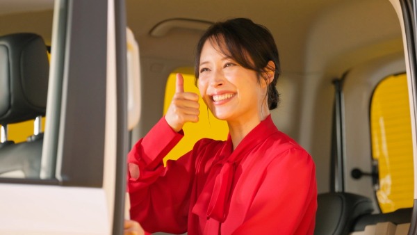 新TVCMに出演する広瀬アリスさん（車内でサムアップ）