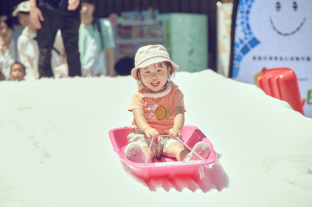 真夏の海老名駅前に出現する本物の雪山