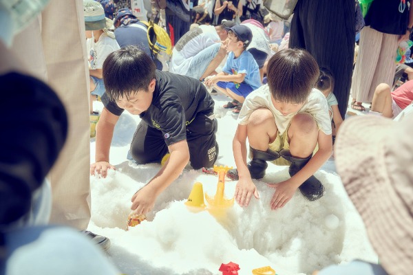雪の広場で雪遊びを楽しむ子どもたち