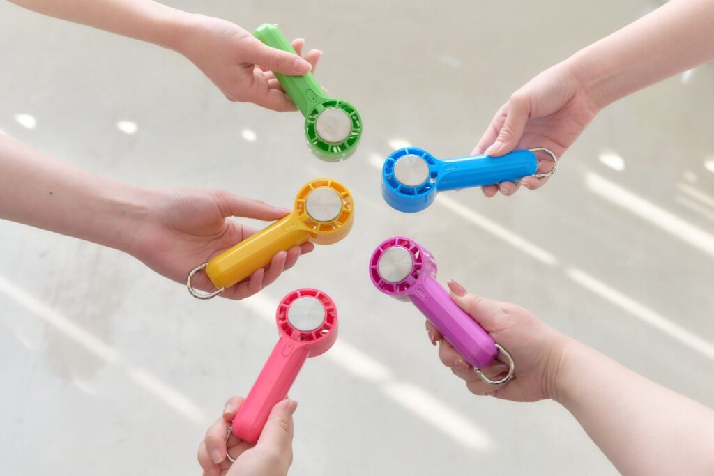 iFan Pico Freeze 26 全10色を手に持つ様子