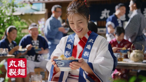 丸亀製麺のうどんを持つ上戸彩さん