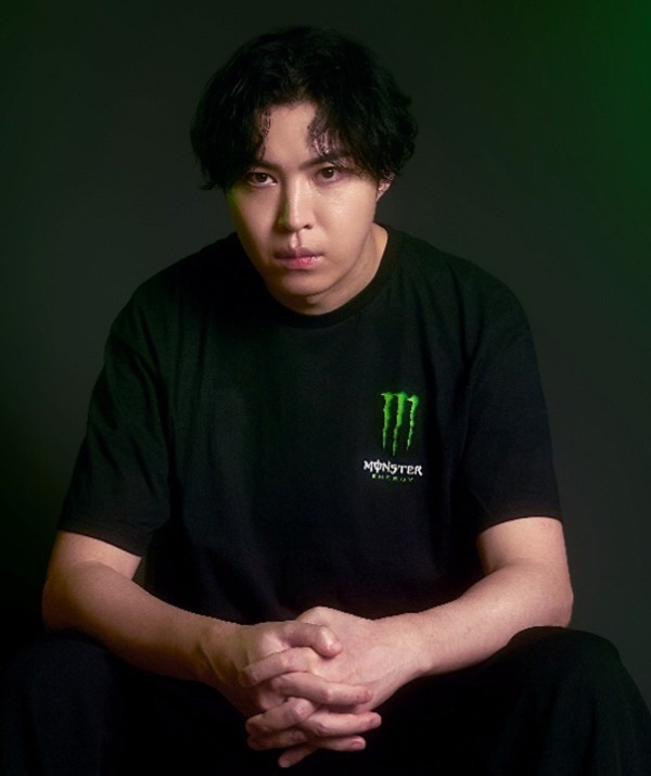 モンスターエナジーのTシャツを着たストリーマーSPYGEAのポートレート