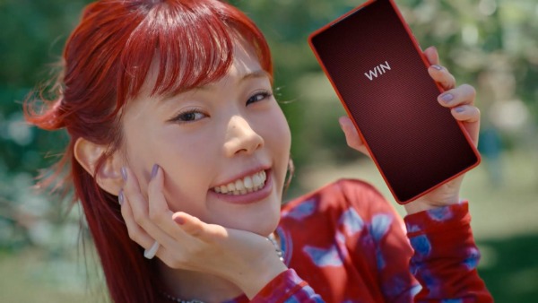新TVCMでスマートフォンを手にするアイナ・ジ・エンドさん