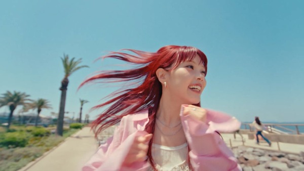 屋外を歩くアイナ・ジ・エンドさん（新TVCM）