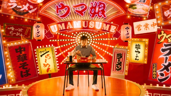 ラーメン店を模したセットでラーメンを味わう武豊さん