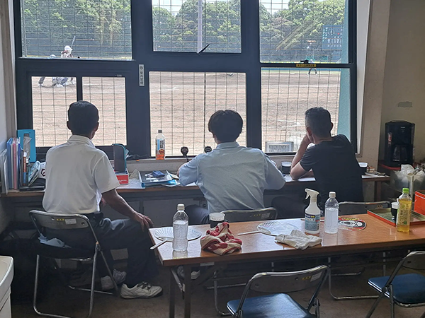 奈良県高野連での導入 『ビオレ 冷タオル』を使用する様子