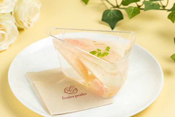 フルーツピークスのまるごと桃パフェ