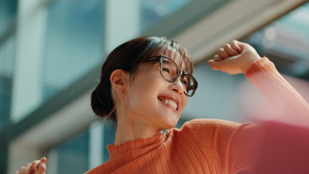 新CM「AFP資格で人生アゲよう」で喜ぶ宮永アズサさん