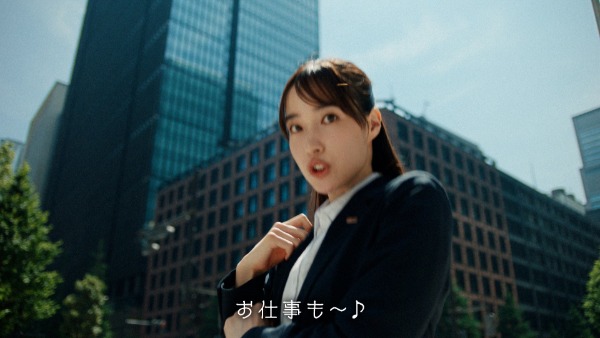 CMで会社員を演じる場面