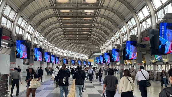 品川駅自由通路のデジタルサイネージ「J・ADビジョン」に掲出された「The Curiosity Films」