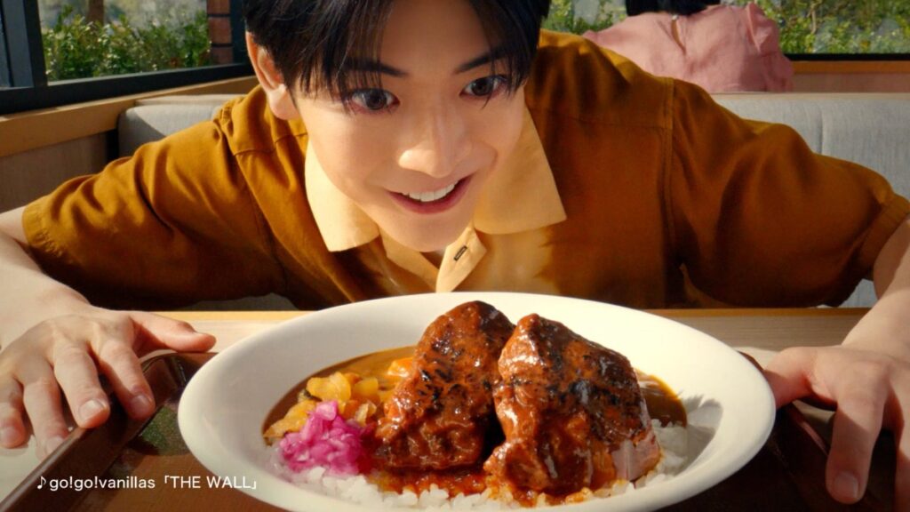 新TVCM「そびえる肉に、食らいつけ。」篇に出演する高橋文哉さん