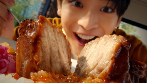 ポークロックカレーを食べる高橋文哉さん