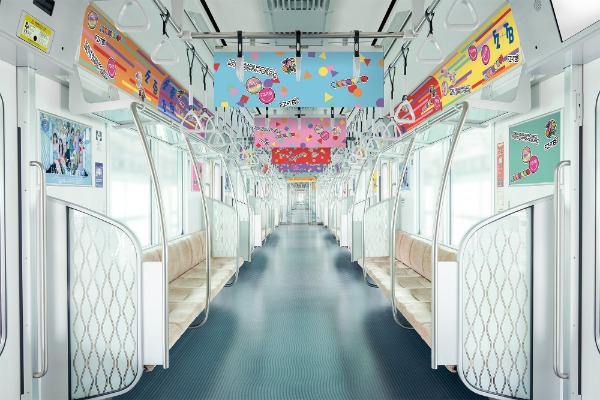MVの世界観で装飾された東武鉄道のコラボトレイン車内