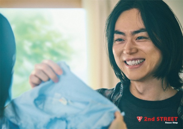 自宅で売るものを受け取るCMのワンシーン