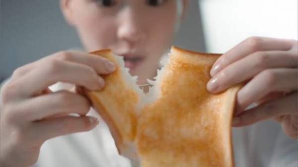 焼きたての「本仕込」を裂く綾瀬はるかさん