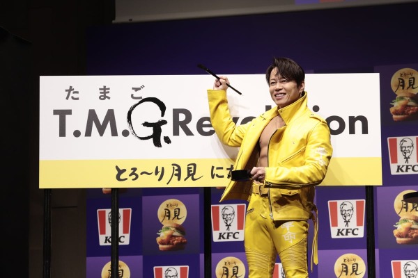 月見アンバサダーの西川貴教さんとT.M.G. Revolutionのパネル