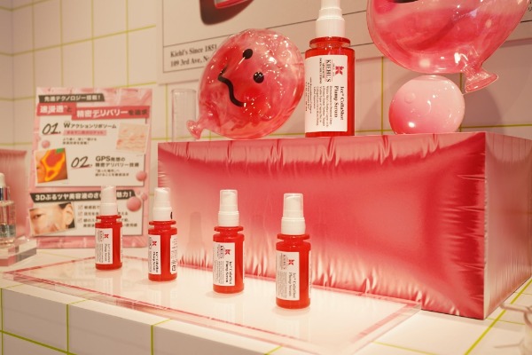 会場に並ぶ「3Dぷるツヤ美容液」