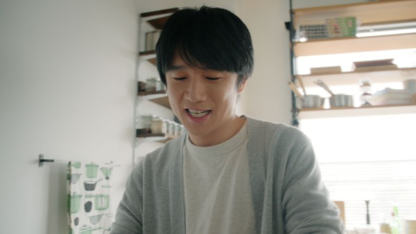 「しょうゆ味篇 秋」で調理する浜田雅功さん