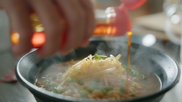 「みそラーメン篇」で一杯を仕上げる風間俊介さん