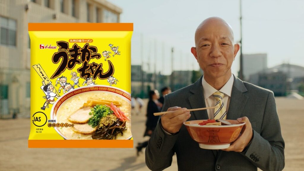 ハウス食品「うまかっちゃん」の新TVCMに出演する小峠英二さん