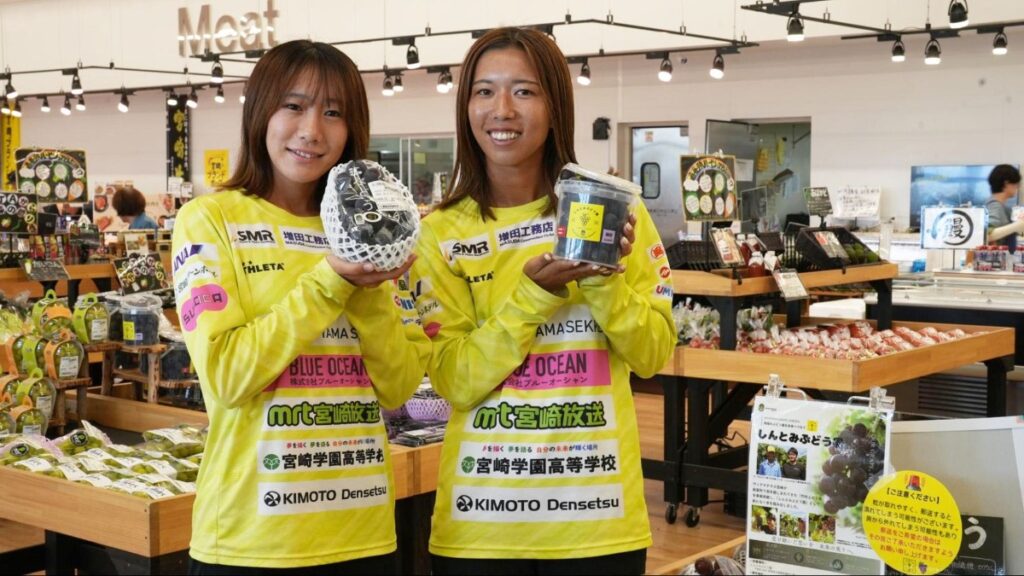 しんとみぶどう園で活動するヴィアマテラス宮崎の選手