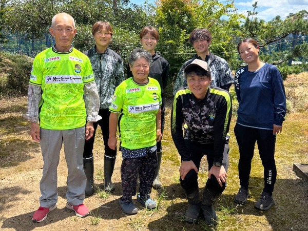 ぶどう園で農作業に参加するヴィアマテラス宮崎の選手