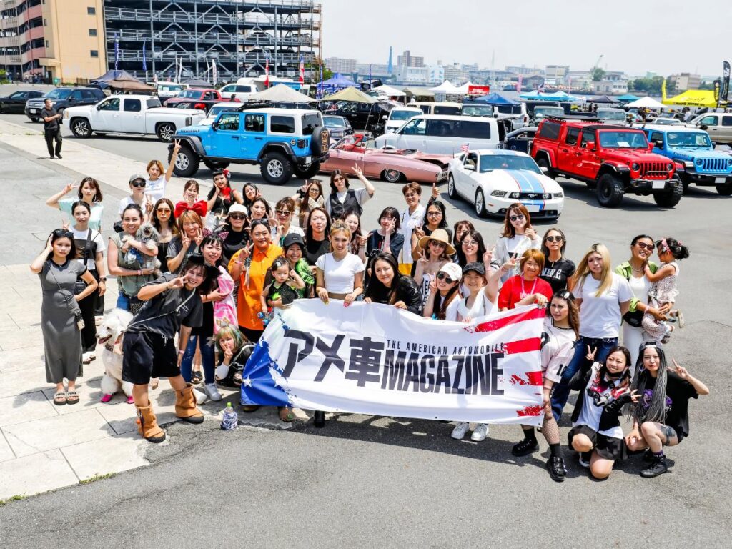 アメ車ガールズミーティングに集まった女性オーナーたちの集合写真