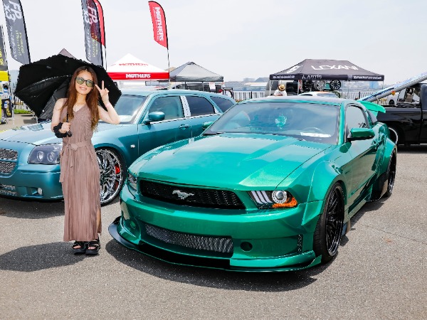 愛車と並ぶ女性オーナー