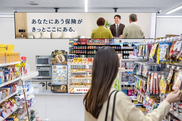 ファミリーマート店内のサイネージ広告のイメージ