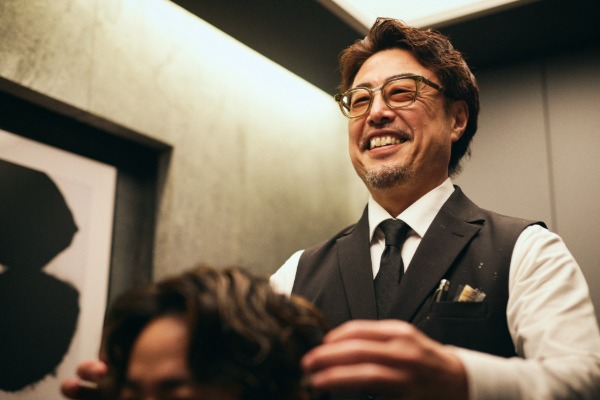 OTOKO DESIGNのスタッフと来店客
