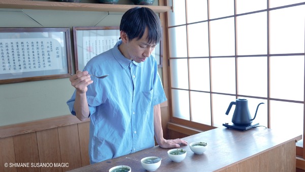 茶葉を見極める加島茶舗の様子