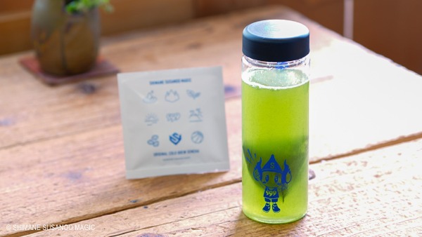 オリジナルボトルに入った「スサマジ煎茶」