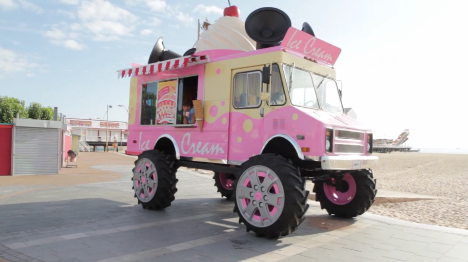 子供たち集まれ 新型車のパワフルさをprする 世界一大きなアイスクリームトラック Pr Edge