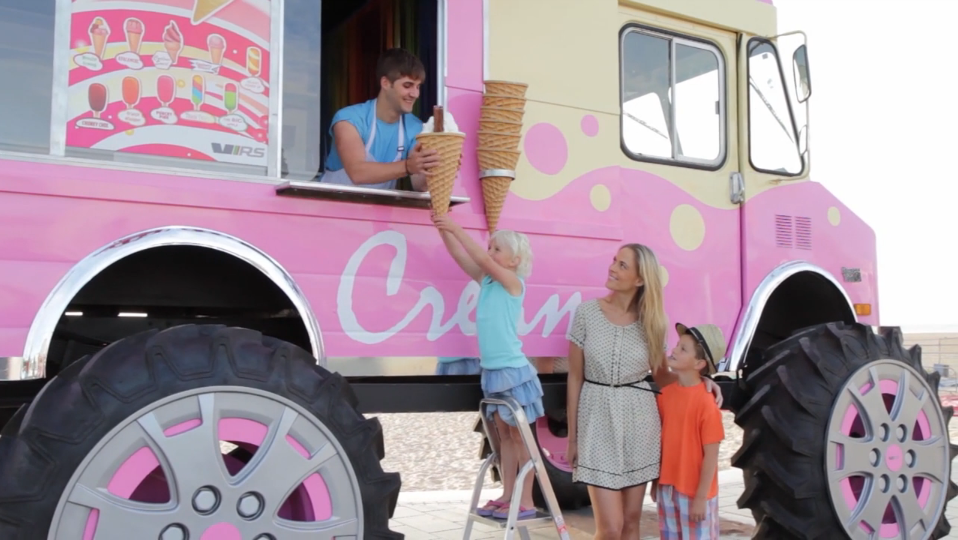 子供たち集まれ 新型車のパワフルさをprする 世界一大きなアイスクリームトラック Pr Edge